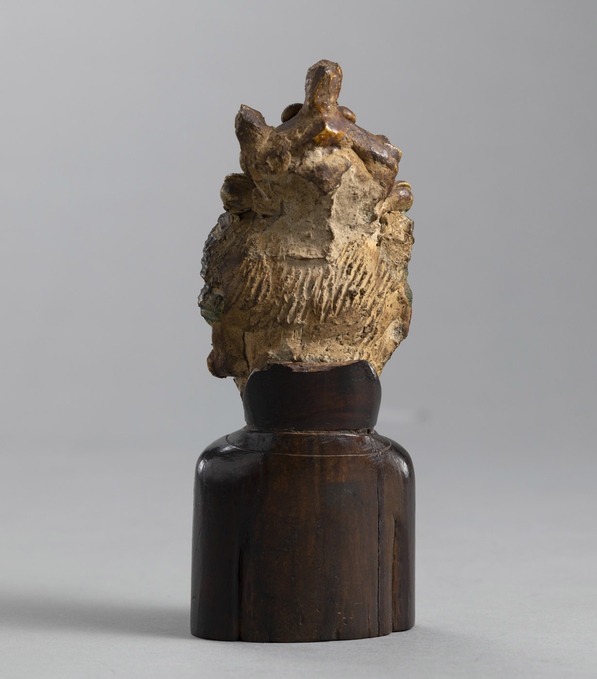 A SMALL PARTLY PAINTED TERRACOTTA GUANYIN HEAD ON A WOOD STAND IN THE FORM OF A TORSO - Image 3 of 4