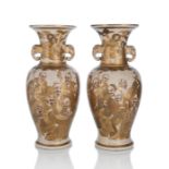 Paar Satsuma-Vasen mit zwei Elefantenkopf-Henkeln und Figurendekor von