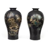 Paar Bodenvasen in 'Meiping'-Form mit Goldlackdekor von Landschaften auf schwarzem Grund