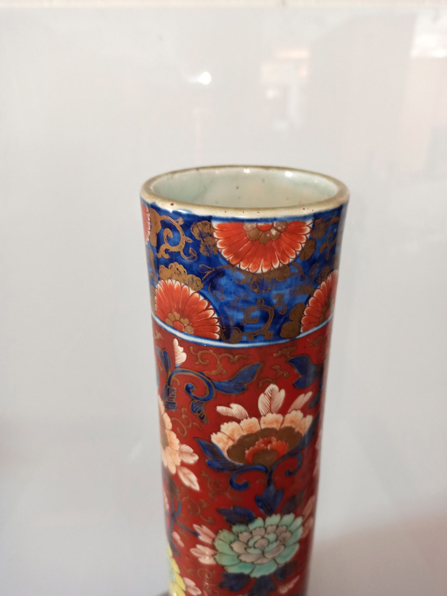 A LARGE NARROW-NECKED IMARI PORCELAIN VASE DECORATED WITH BIRDS AND FLOWERS - Image 7 of 9