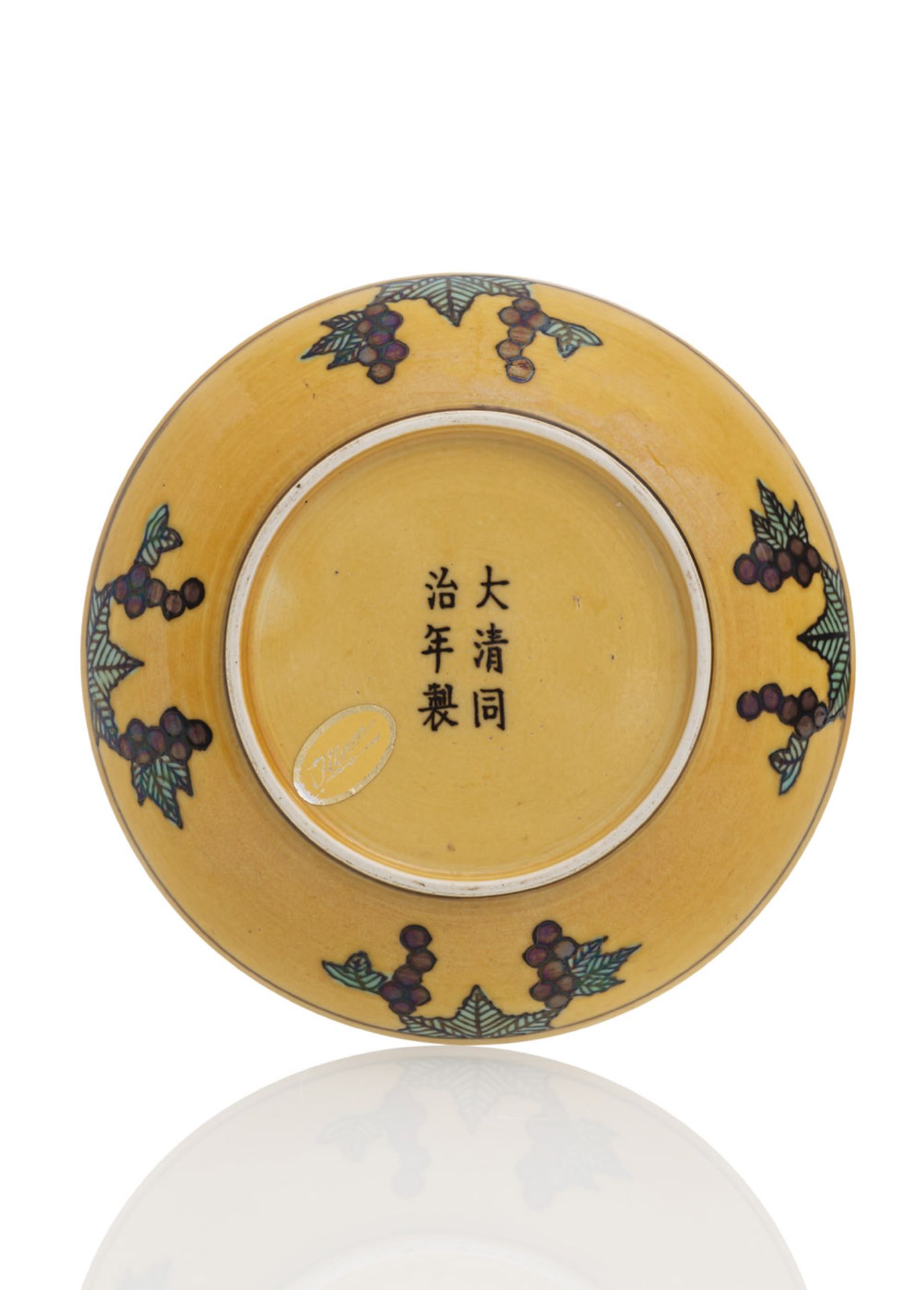 Drachen-Teller aus Porzellan mit 'su sancai'-Dekor von zwei Drachen, eine Flammenperle jagend - Bild 2 aus 2
