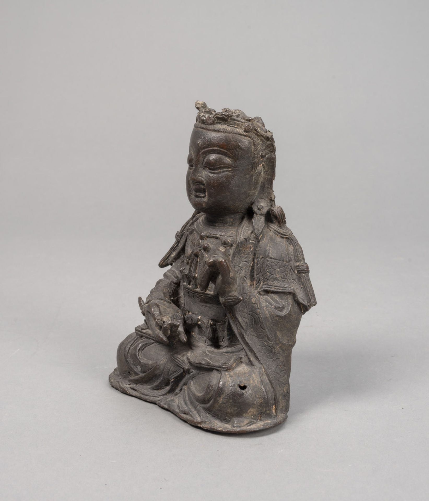 A BRONZE FIGURE OF GUANYIN - Image 2 of 3