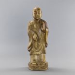Figur eines Mönchs aus Speckstein mit Gebetskette