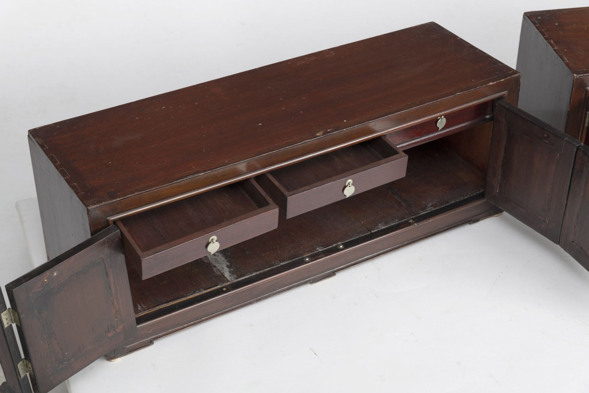 A PAIR OF FLAT WOODEN CUPBOARDS (MUNGAB), EACH WITH HINGED TWO-PARTS DOORS, INLAID WITH MARBLE PANE - Image 4 of 8