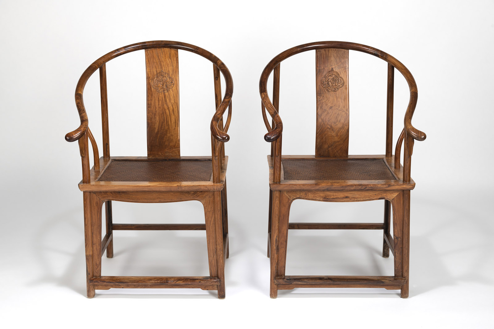 A PAIR OF HUANGHUALI WOOD 'CHILONG' DRAGON MEDALLION HORSESHOE-BACK ARMCHAIRS 'QUANYI' - Image 5 of 8