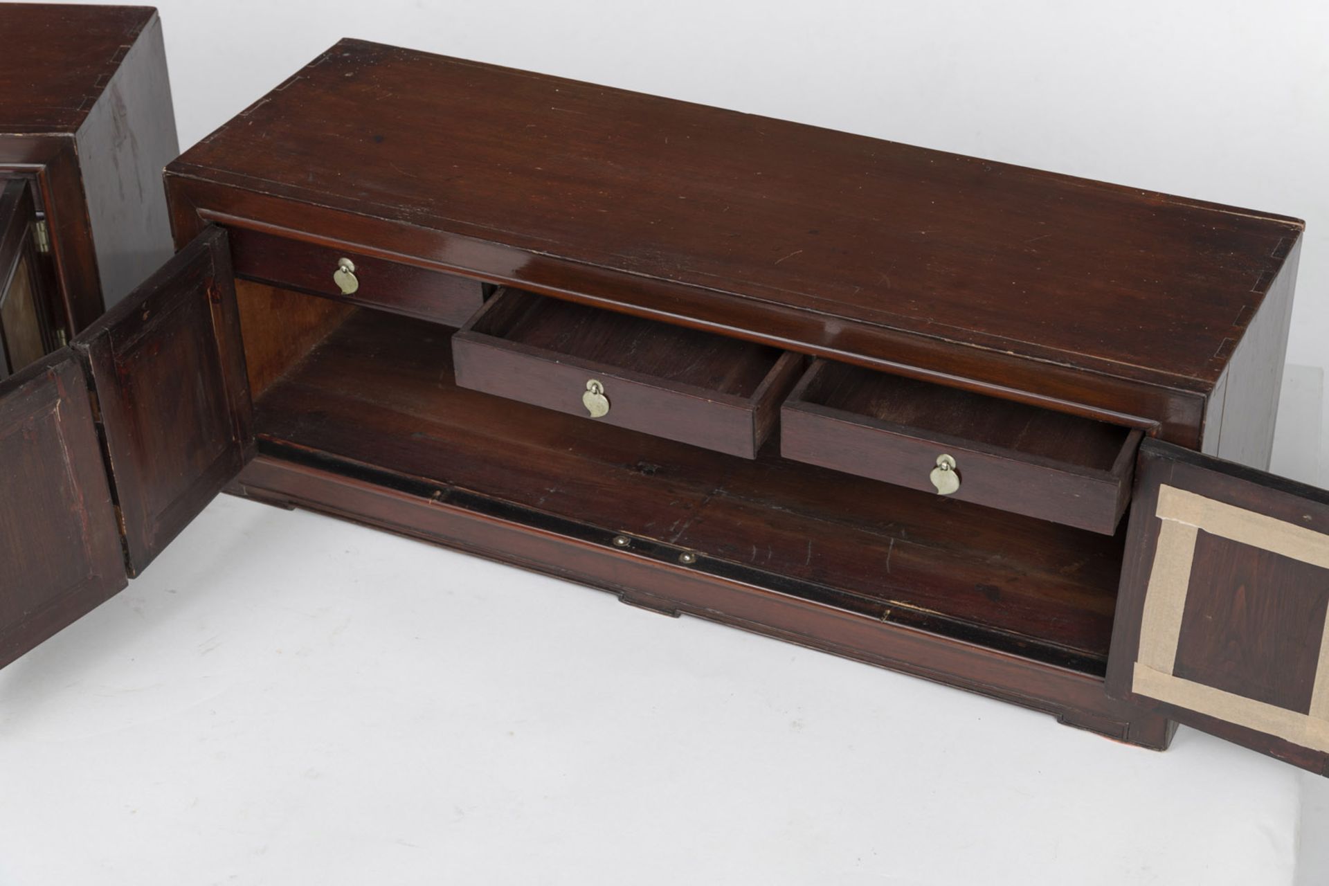 A PAIR OF FLAT WOODEN CUPBOARDS (MUNGAB), EACH WITH HINGED TWO-PARTS DOORS, INLAID WITH MARBLE PANE - Image 3 of 8