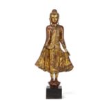 Stehender Buddha aus Holz mit Goldlack und kleinen eingelegten Spiegeln