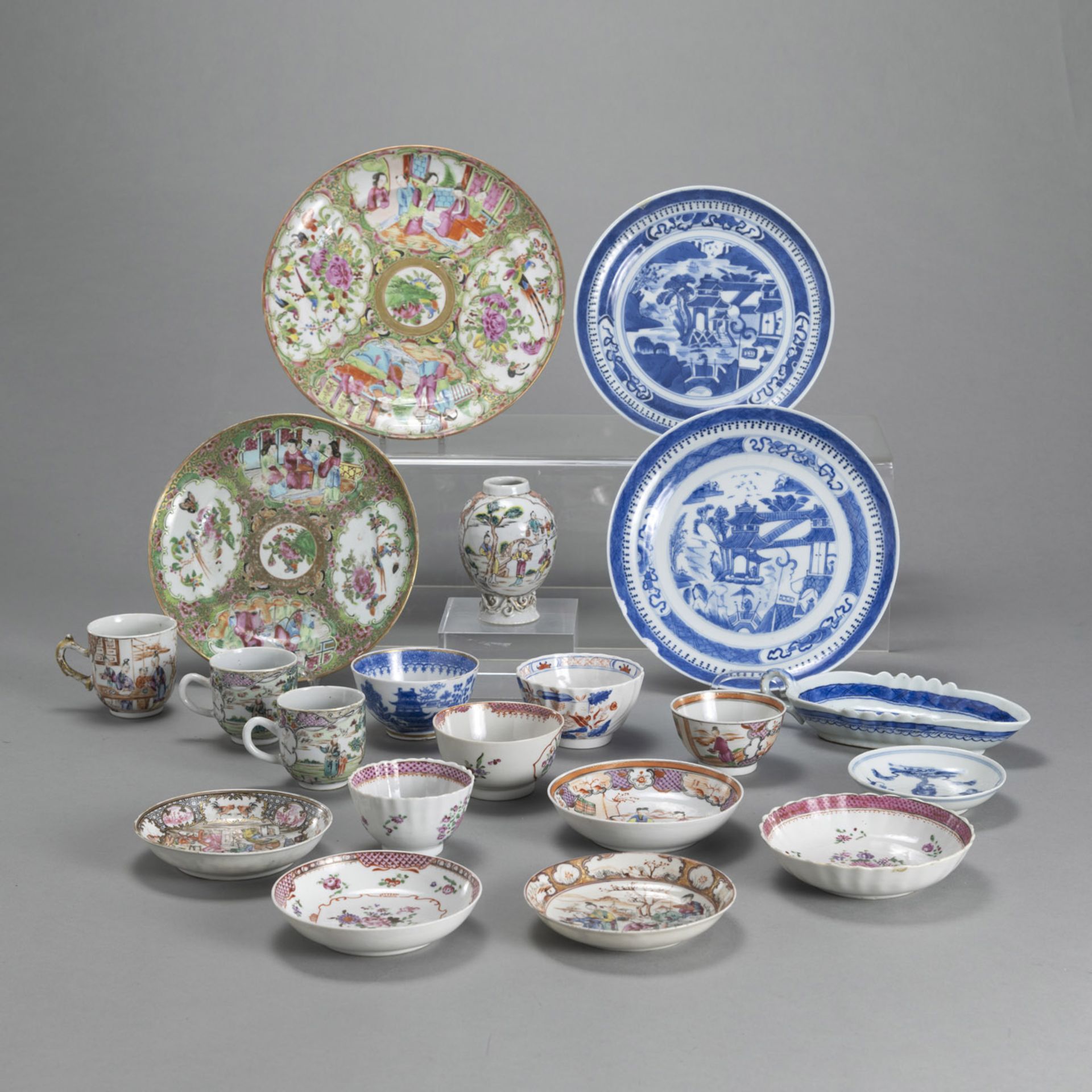 A GROUP OF EXPORT PORCELAIN DISHES AND CUPS
