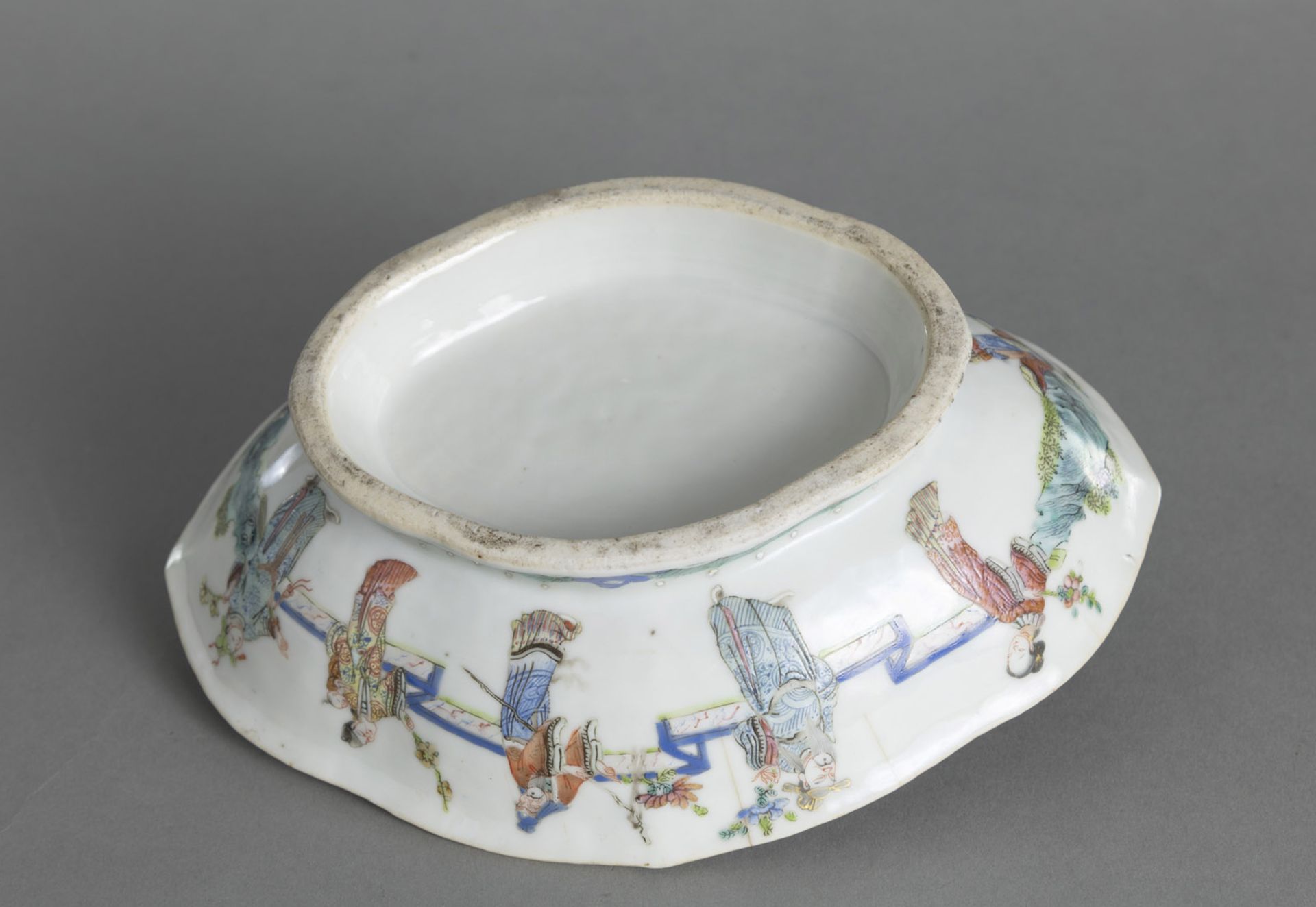 A QUATREFOIL 'FAMILLE ROSE' FIGURES PORCELAIN BOWL - Image 4 of 4