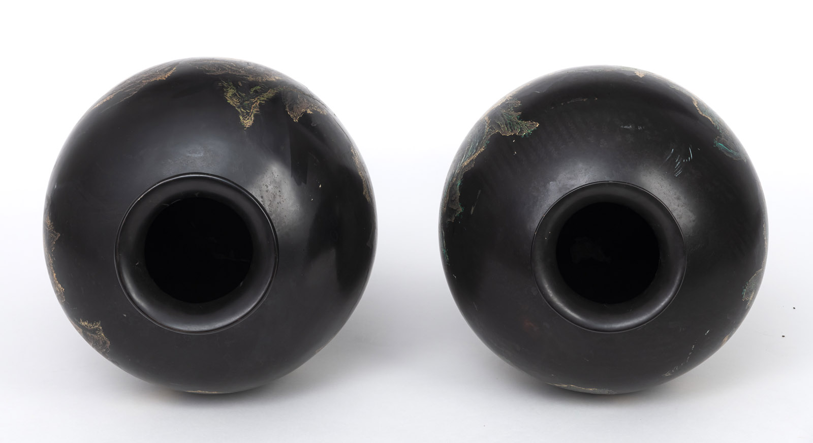 A PAIR OF LARGE GOLD- AND BLACK-LACQUER LANDSCAPE VASES, 'MEIPING' - Image 5 of 6