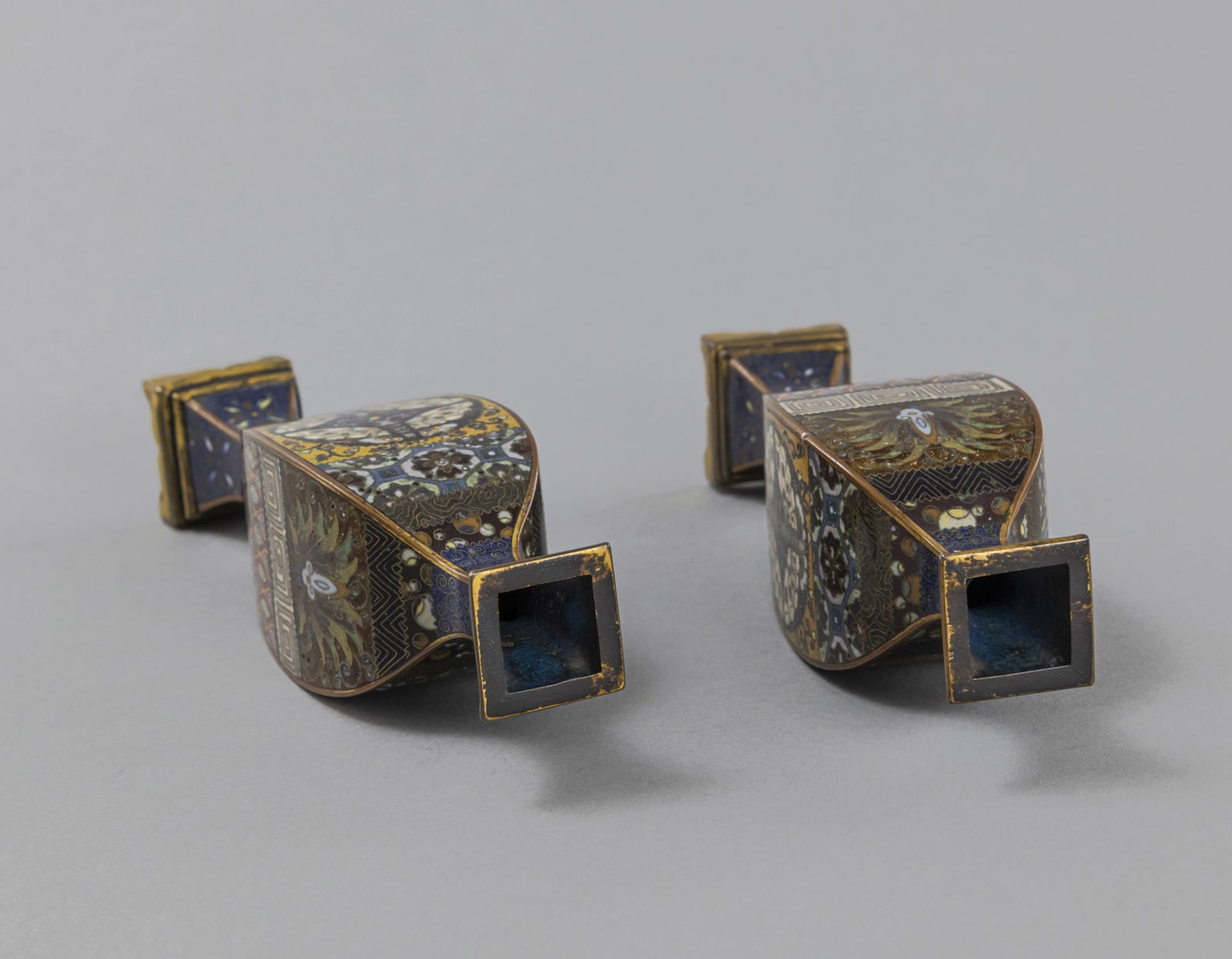 A PAIR OF CLOISONNÉ ENAMEL VASES MOUNTED ON STANDS - Image 3 of 4