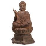 Große Eisenfigur des Buddha auf einem Lotossockel