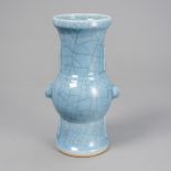 'Gu'-förmige Vase aus Porzellan mit blauer kraquellierter Glasur