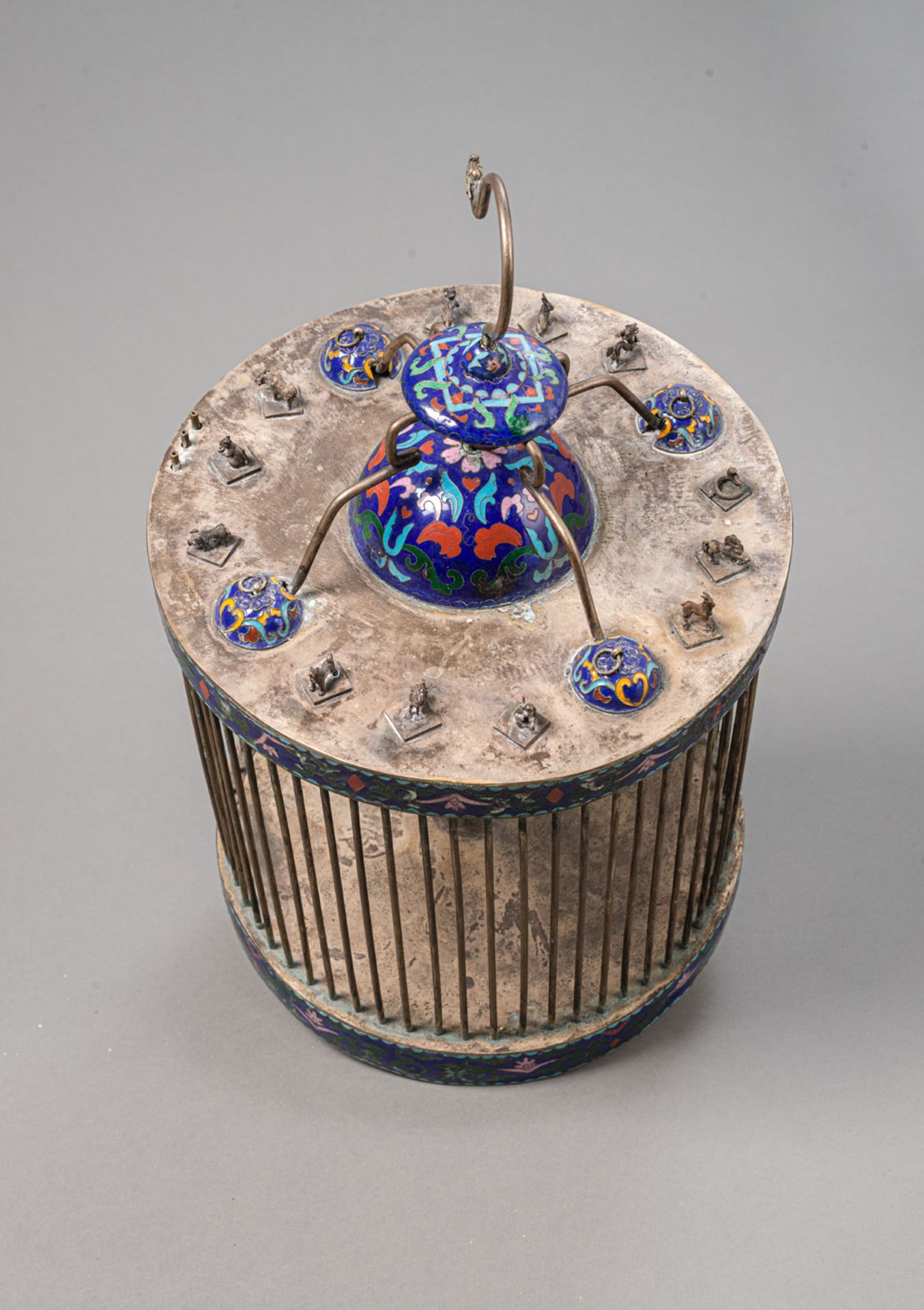 A SILVERED ENAMEL-DECORATED BIRD CAGE - Image 3 of 4
