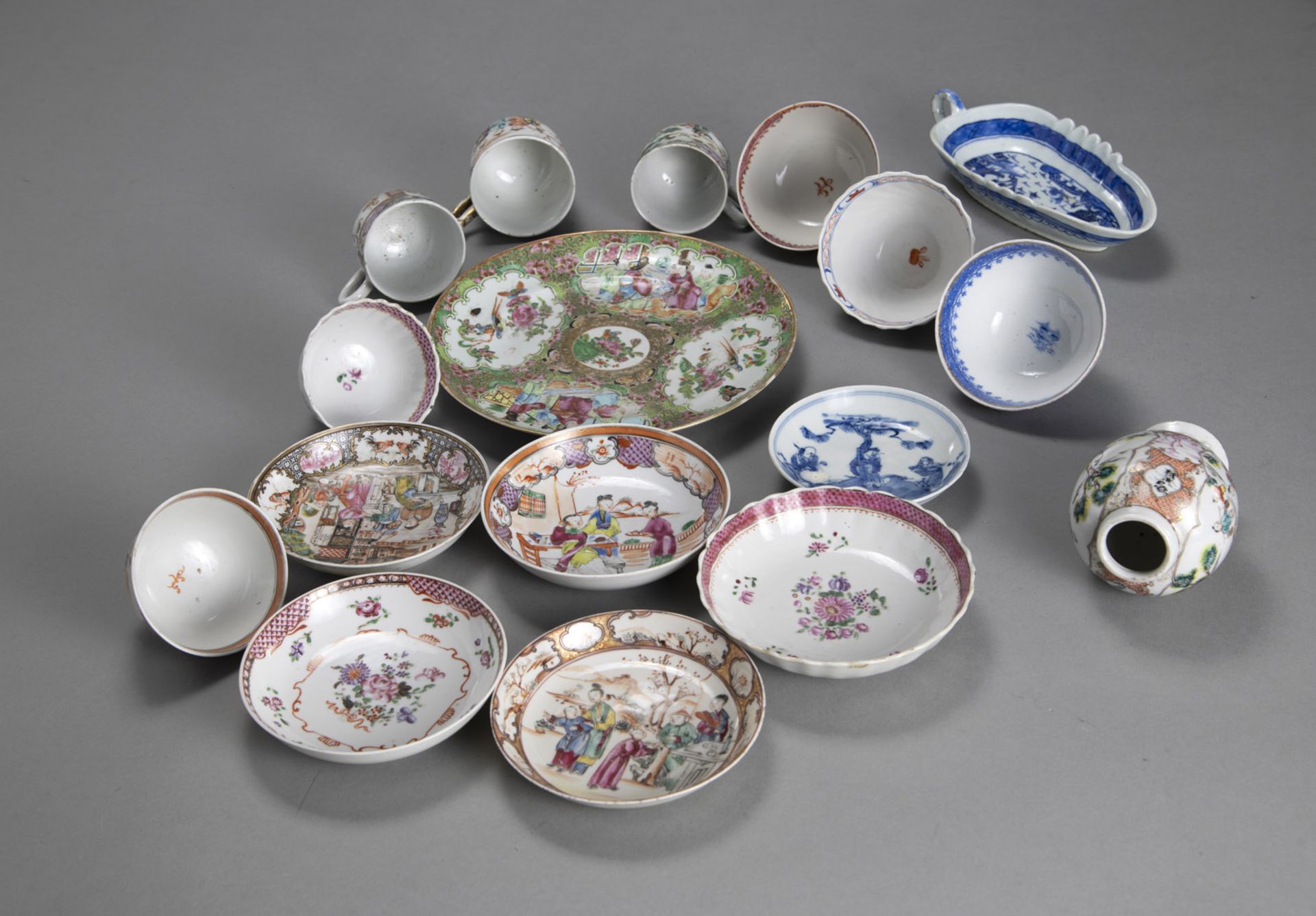 A GROUP OF EXPORT PORCELAIN DISHES AND CUPS - Image 3 of 4