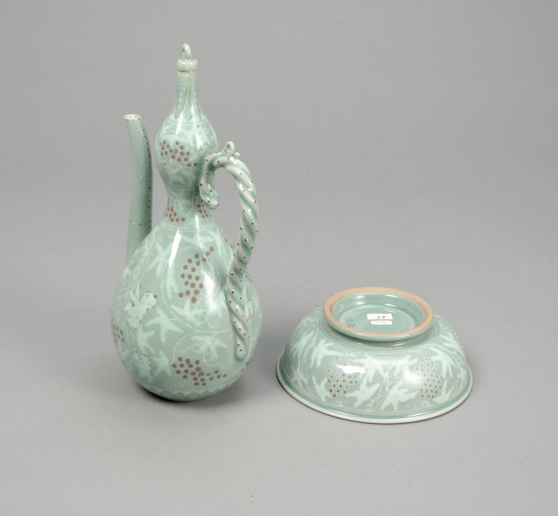 YU GEUN-HYEONG (1894-1993) - AN INLAID CELADON 'BOYS' EWER WITH BASIN - Image 3 of 4