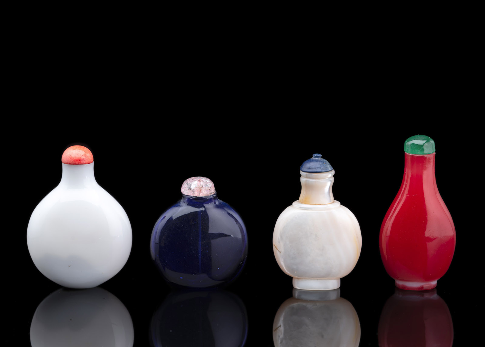 A GROUP OF THREE MONOCHROME GLASS SNUFFBOTTLES AND A MOTHER-OF-PEARL SNUFFBOTTLE