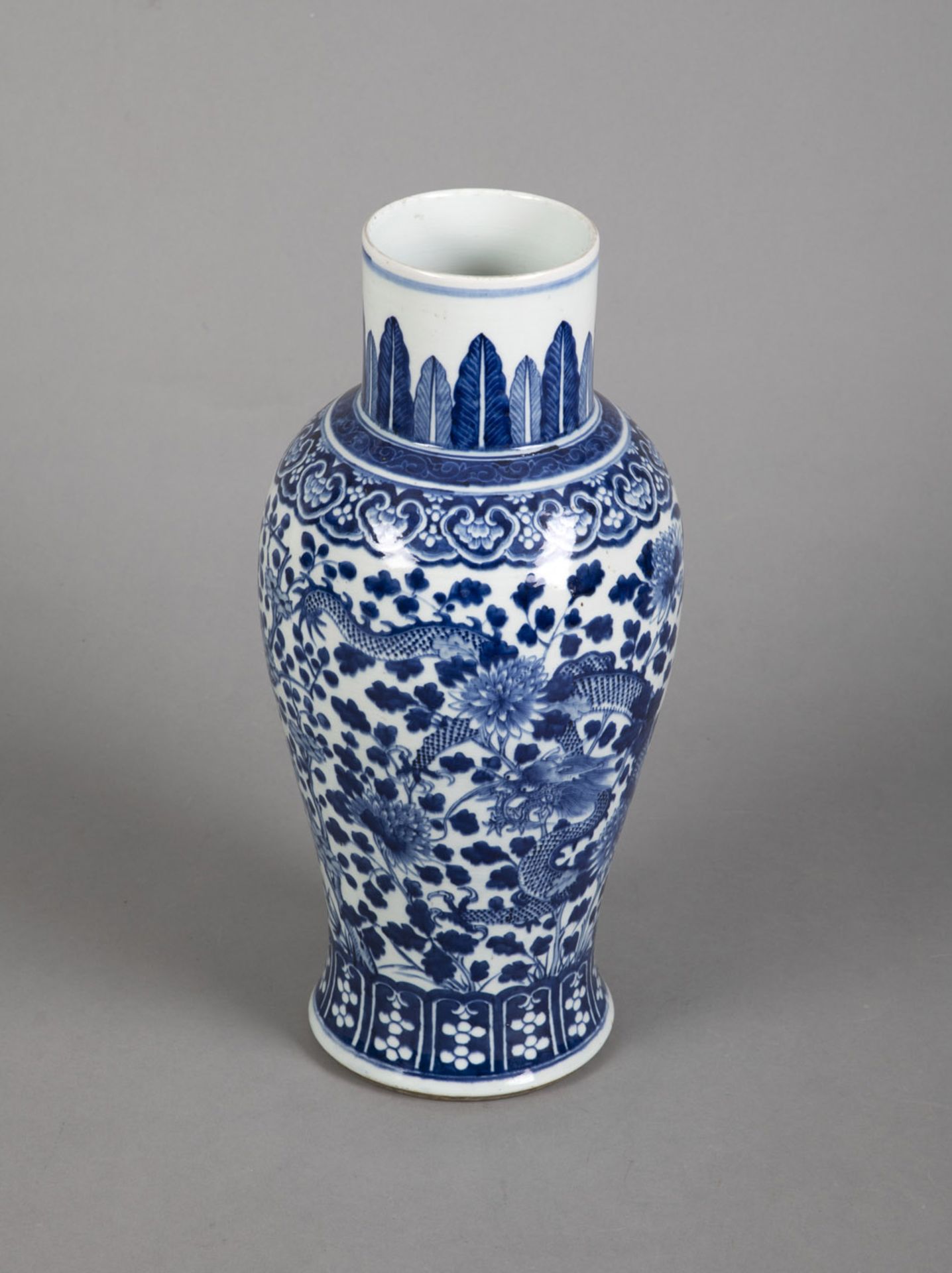 A LARGE BLUE AND WHITE FOUR-CLAWED DRAGONS AMIDST LOTUS SCROLLS PORCELAIN VASE - Image 3 of 4