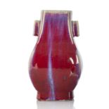 'Hu'-förmige Vase mit Flambé-Glasur und seitlichen Handhaben