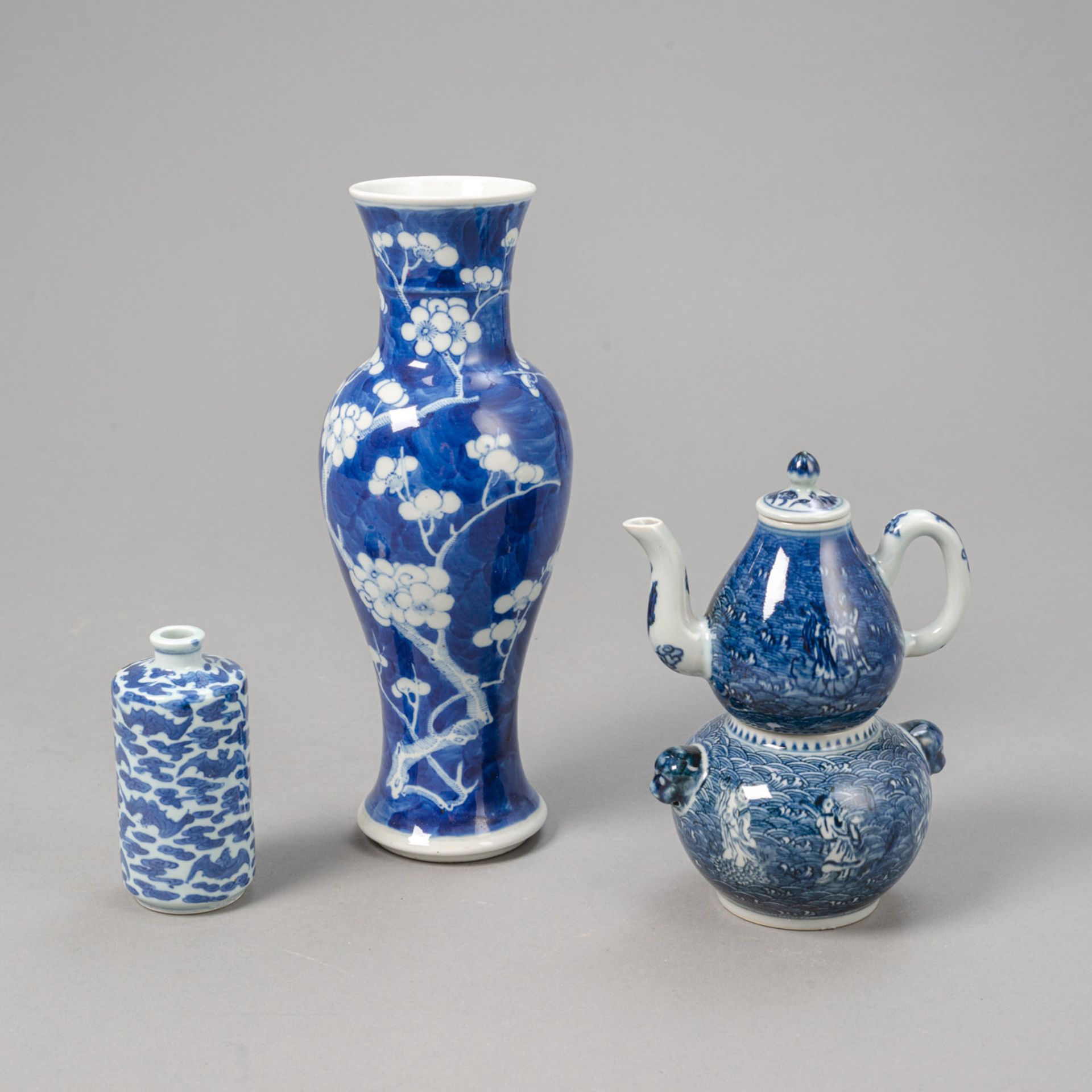 A TWO-PART BLUE AND WHITE PORCELAIN EWER, A SNUFF BOTTLE, AND A VASE