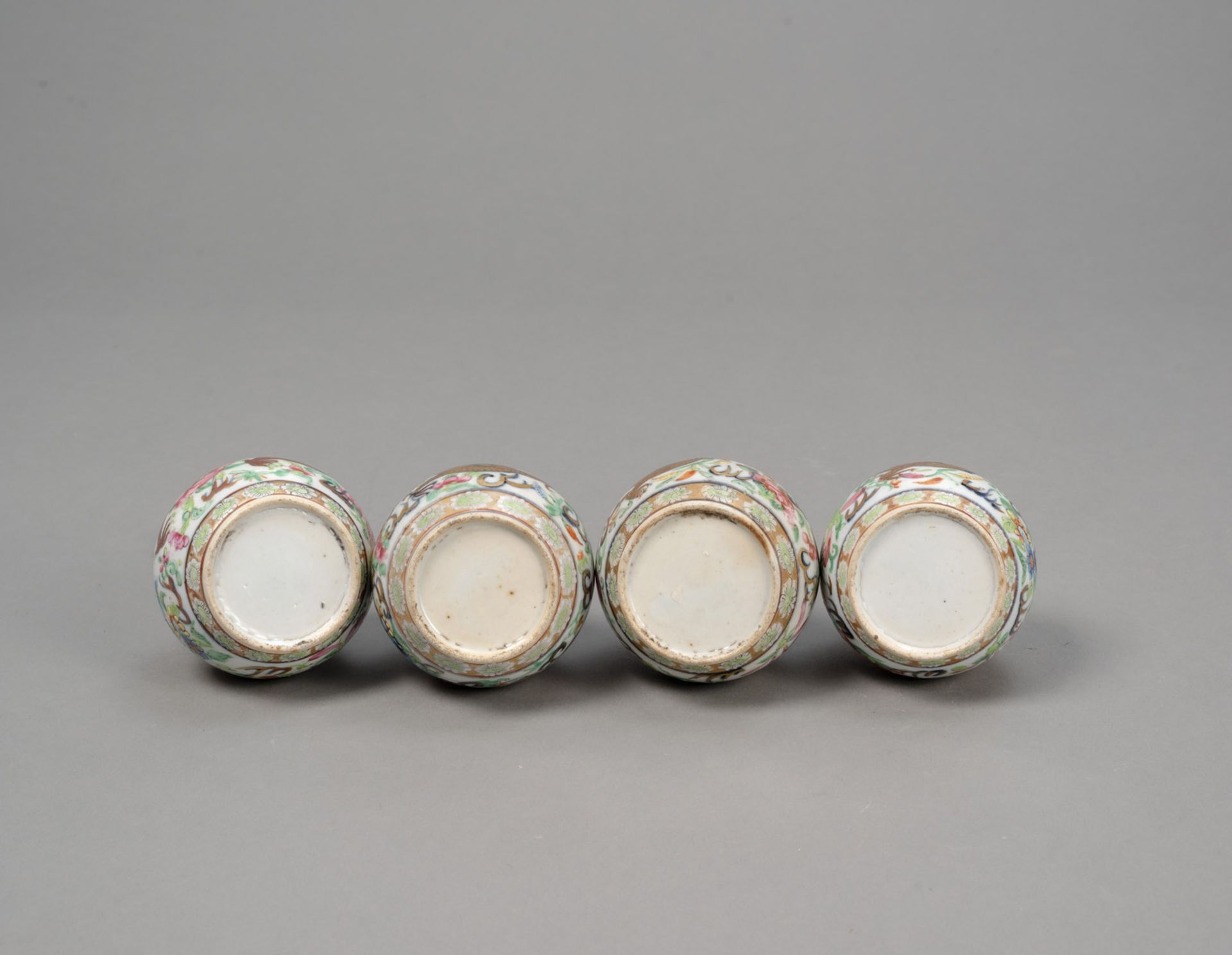 FOUR SMALL 'FAMILLE ROSE' DRAGON PORCELAIN VASES - Image 4 of 4