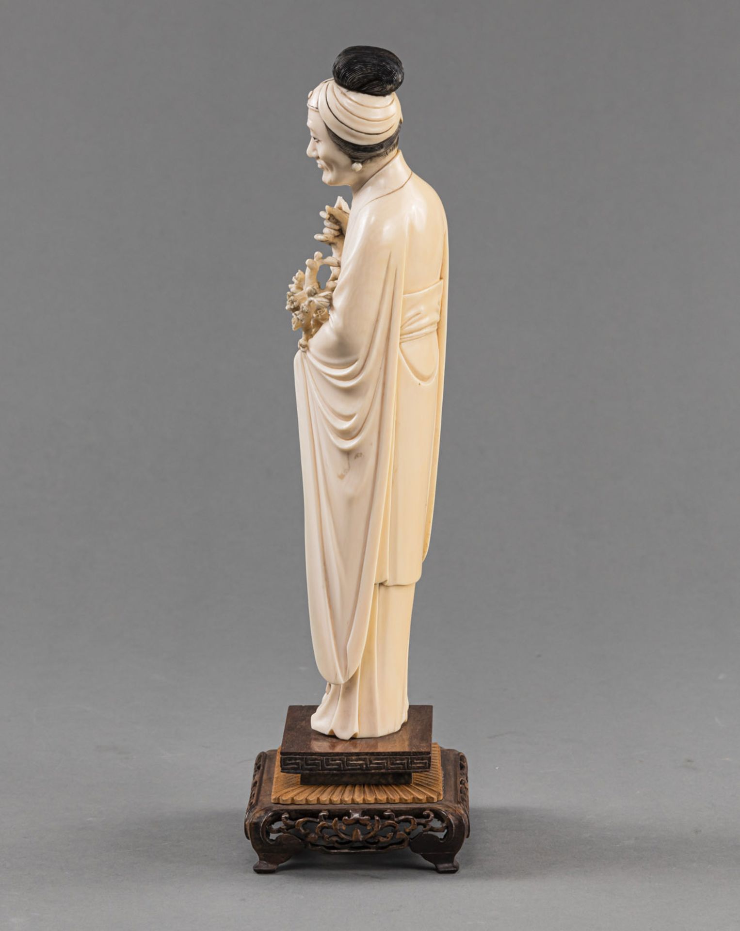 Stehende Elfenbein-Figur einer älteren Dame in langem Gewand mit Gehstock und Pflaumenblütenzweig, - Bild 4 aus 5