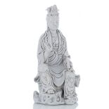 Dehua-Figur des Guanyin auf einem Felsen in europäischer Manier