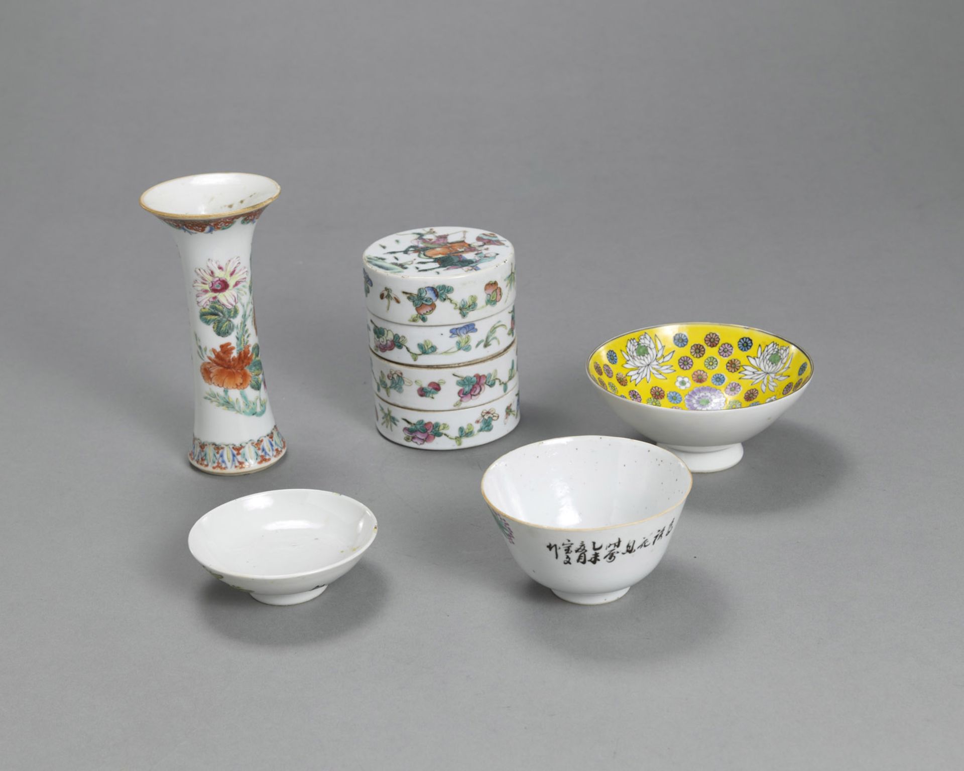 Konvolut Porzellan: großer 'wucai'-Teller, zwei Teekännchen, vierteilige Stapeldose, fünf Löffel, D - Bild 2 aus 6