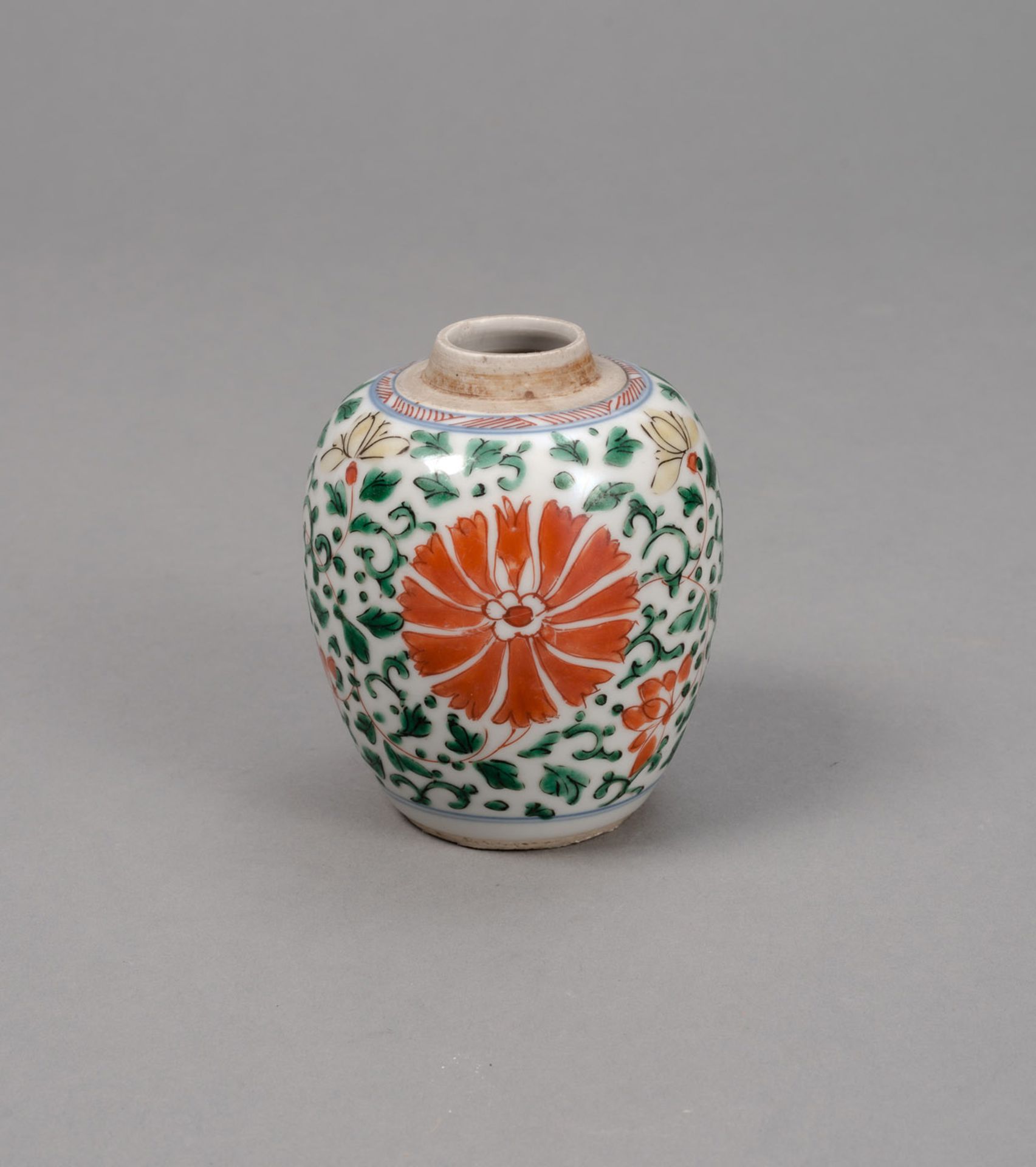 A SMALL 'WUCAI' LOTUS SHOULDER VASE - Image 3 of 4