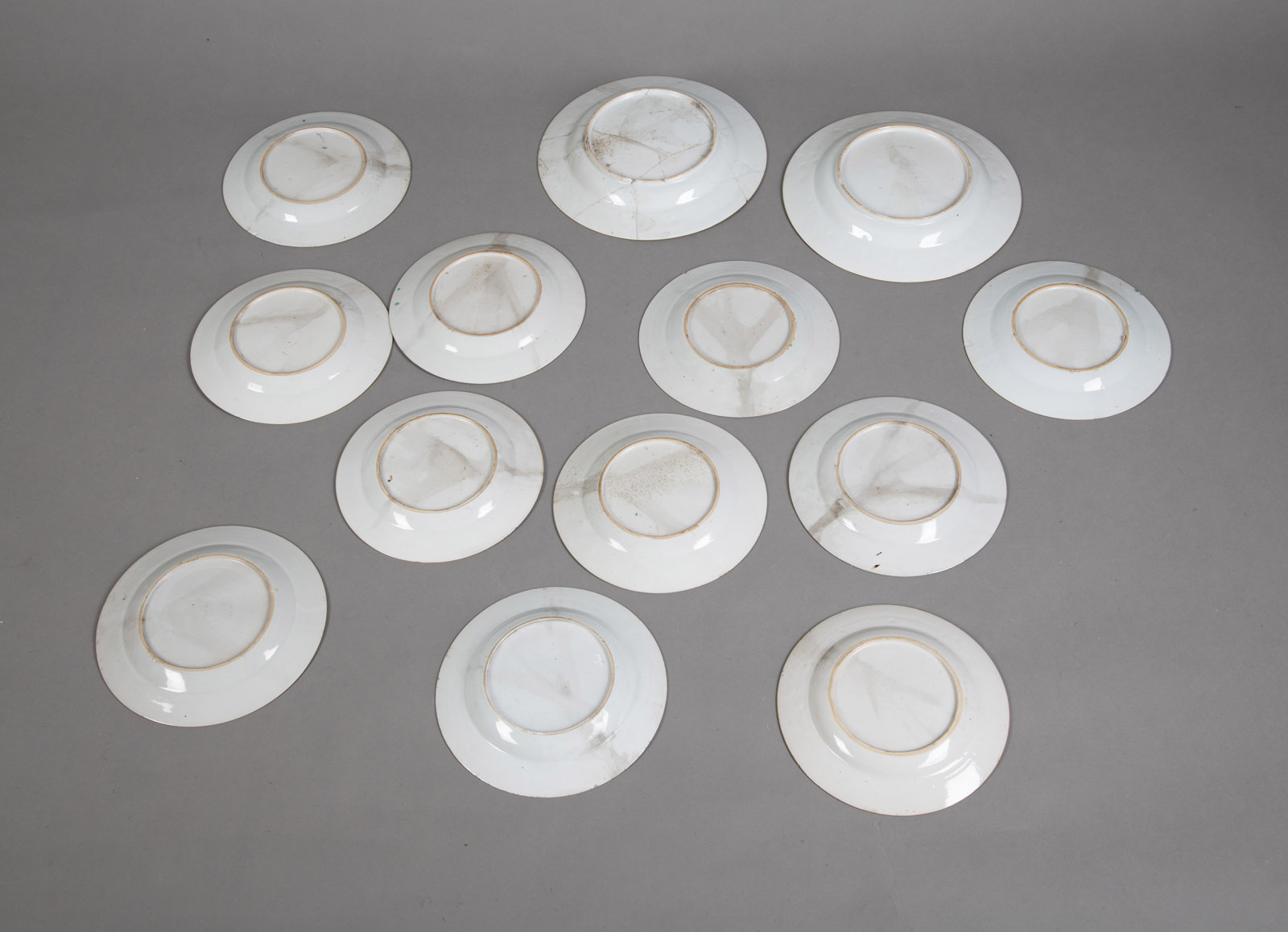 TWO LARGE AND ELEVEN SMALLER 'FAMILLE ROSE' EXPORT PORCELAIN DISHES - Image 3 of 3