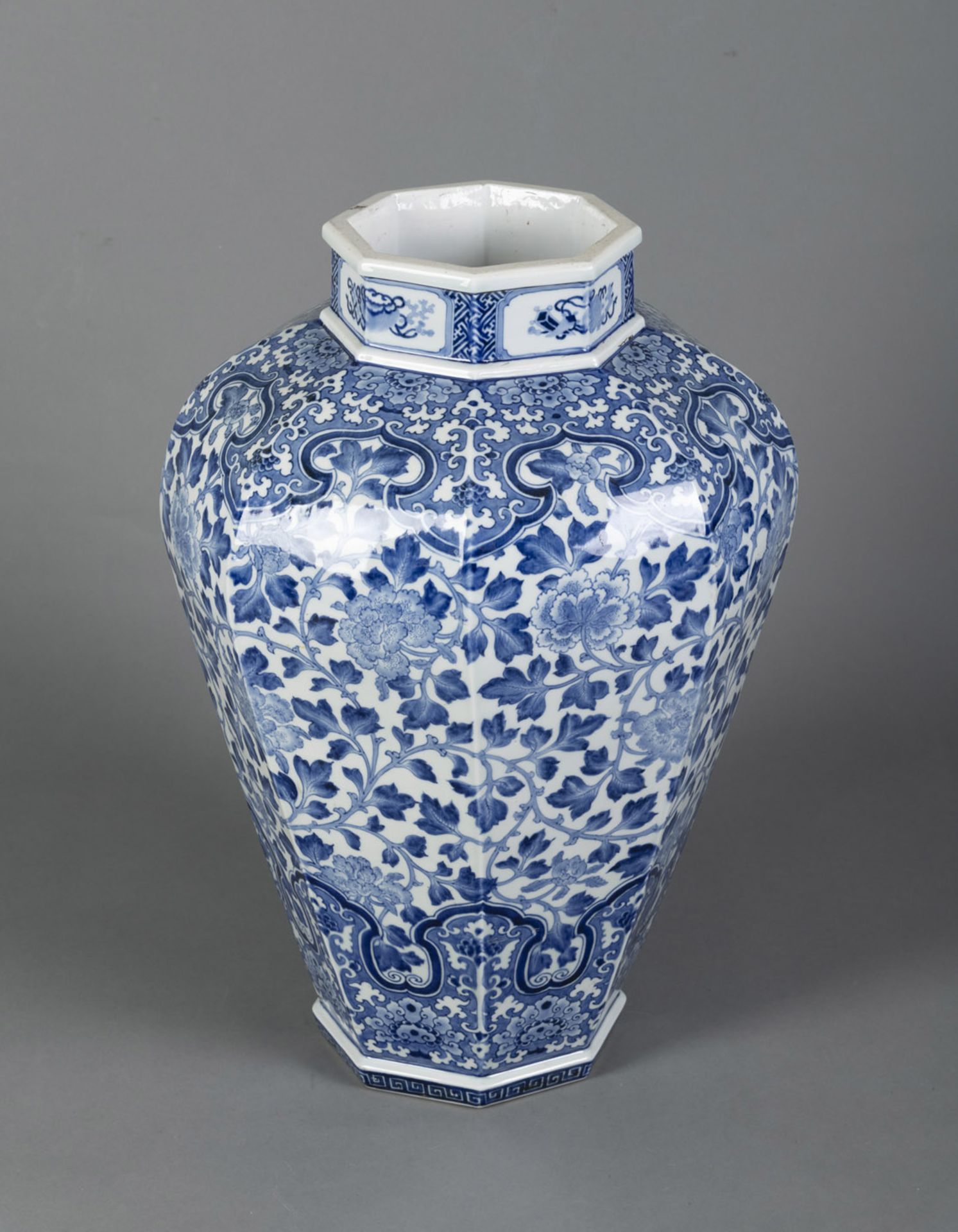 A LARGE OCTAGONAL BLUE AND WHITE PORCELAIN LOTUS VASE - Image 3 of 4