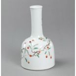 Porzellanvase in Schlegelform mit 'Famille rose'-Dekor von Goji-Zweigen und Schmetterlingen