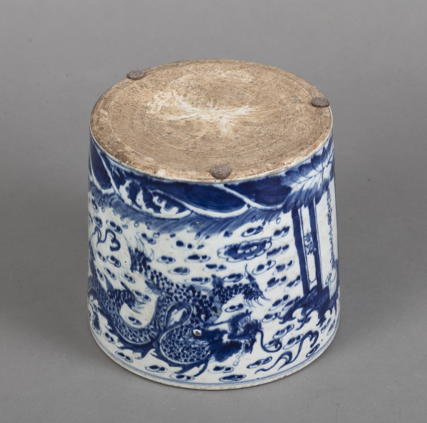 A BLUE AND WHITE PORCELAIN CACHEPOT DEPICTING A SHRINE SURROUNDED BY TWO DRAGONS - Image 4 of 4