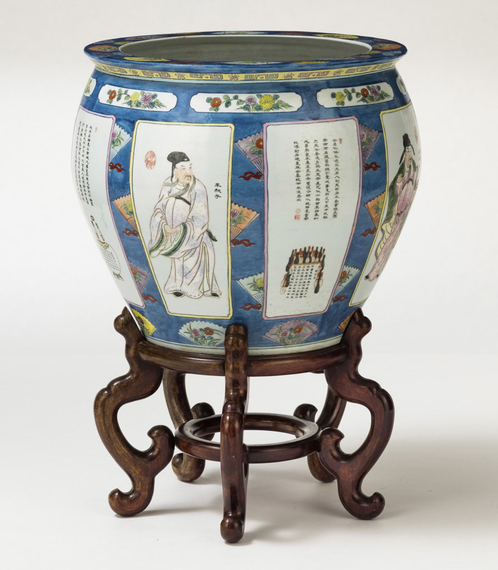 A LARGE BLUE-GROUND PORCELAIN CACHEPOT WITH FIGURES, ANTIQUES AND INSCRIPTIONS - Image 2 of 5