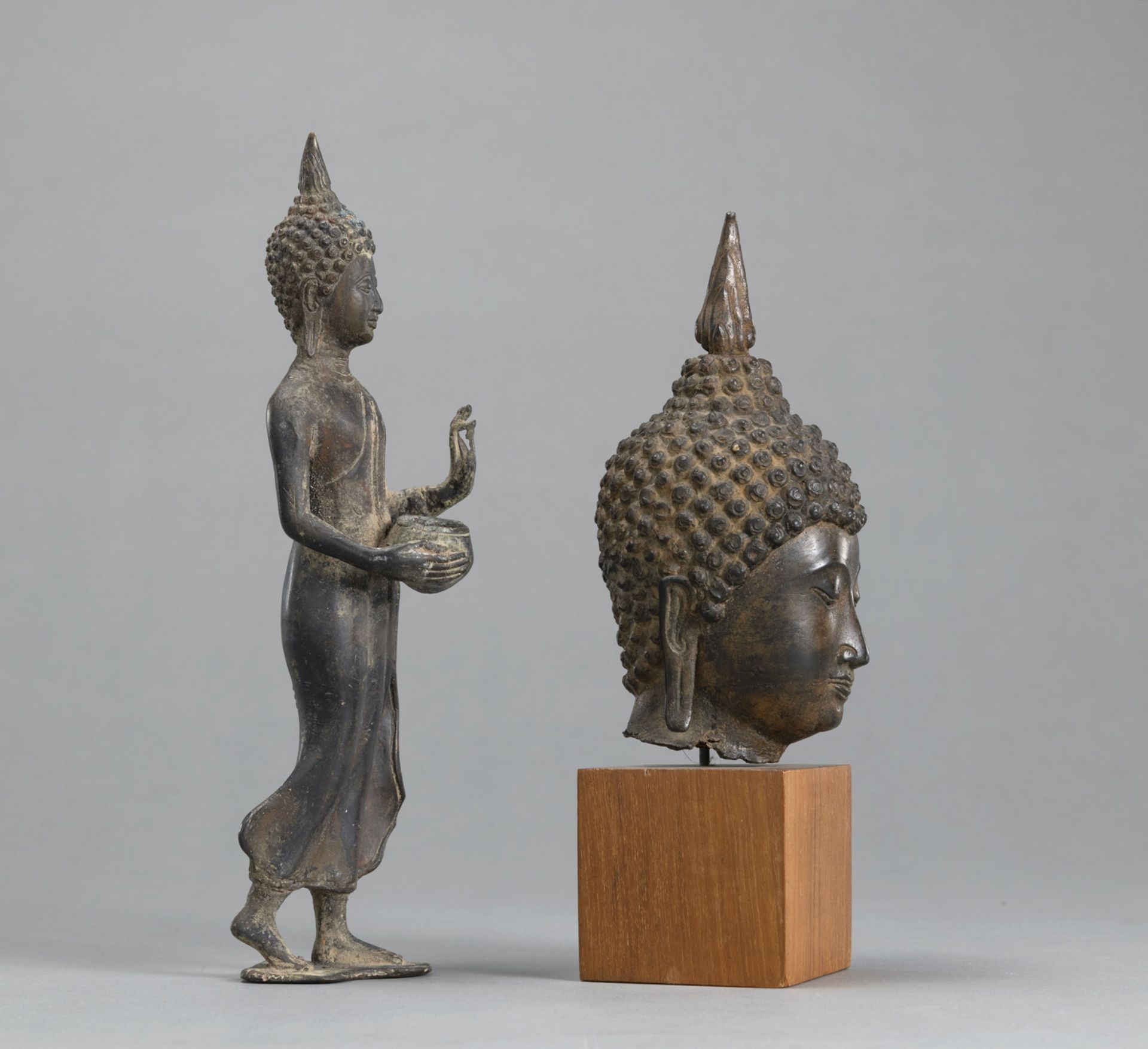 Bronze-Kopf des Buddha, montiert auf Holsockel, und schreitender Buddha mit einer Almosenschale - Bild 2 aus 4