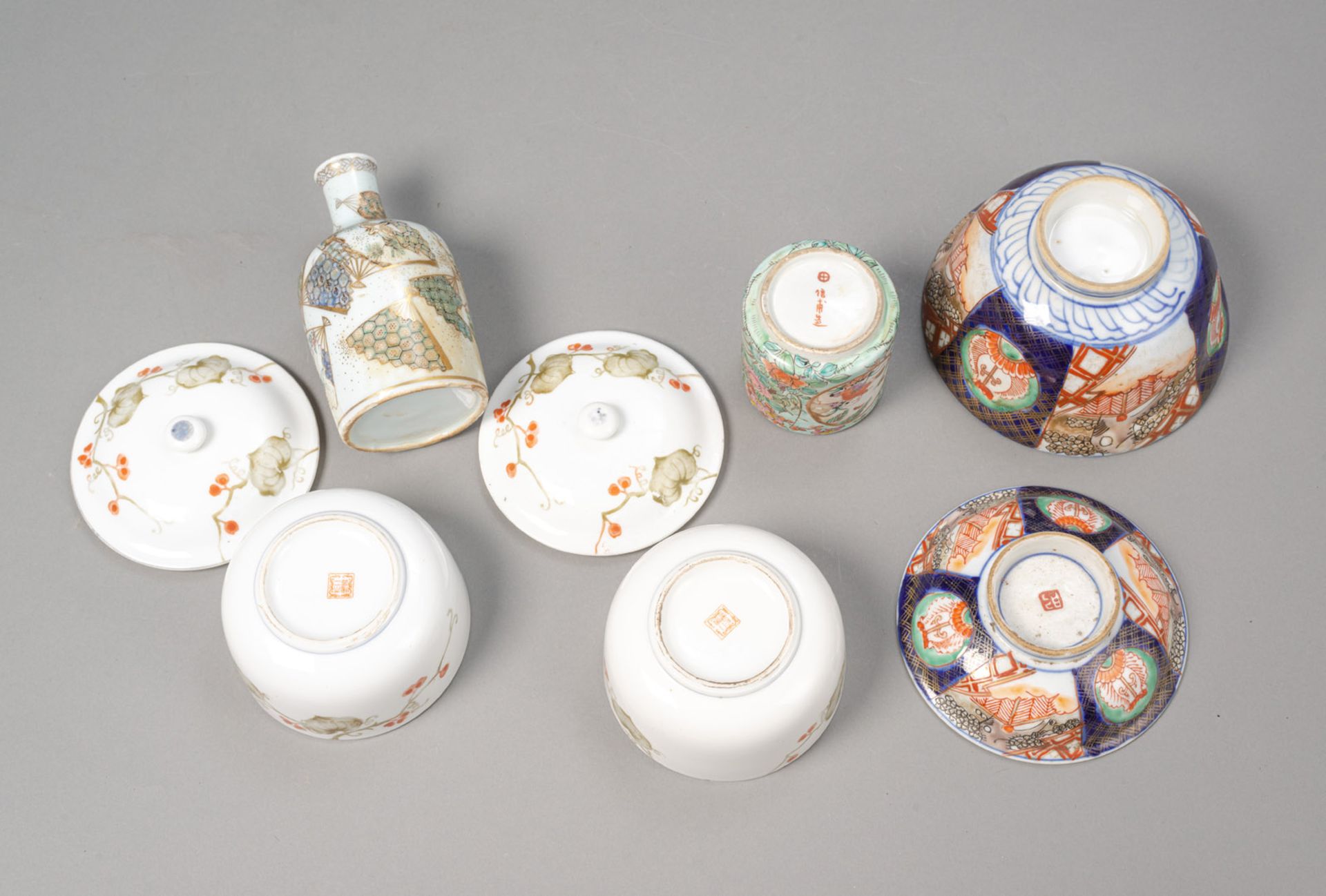 AN IMARI-PORCELAIN LIDDED BOWL, A SMALL SAKE BOTTLE, AND TWO BOXES AND COVERS - Image 3 of 3