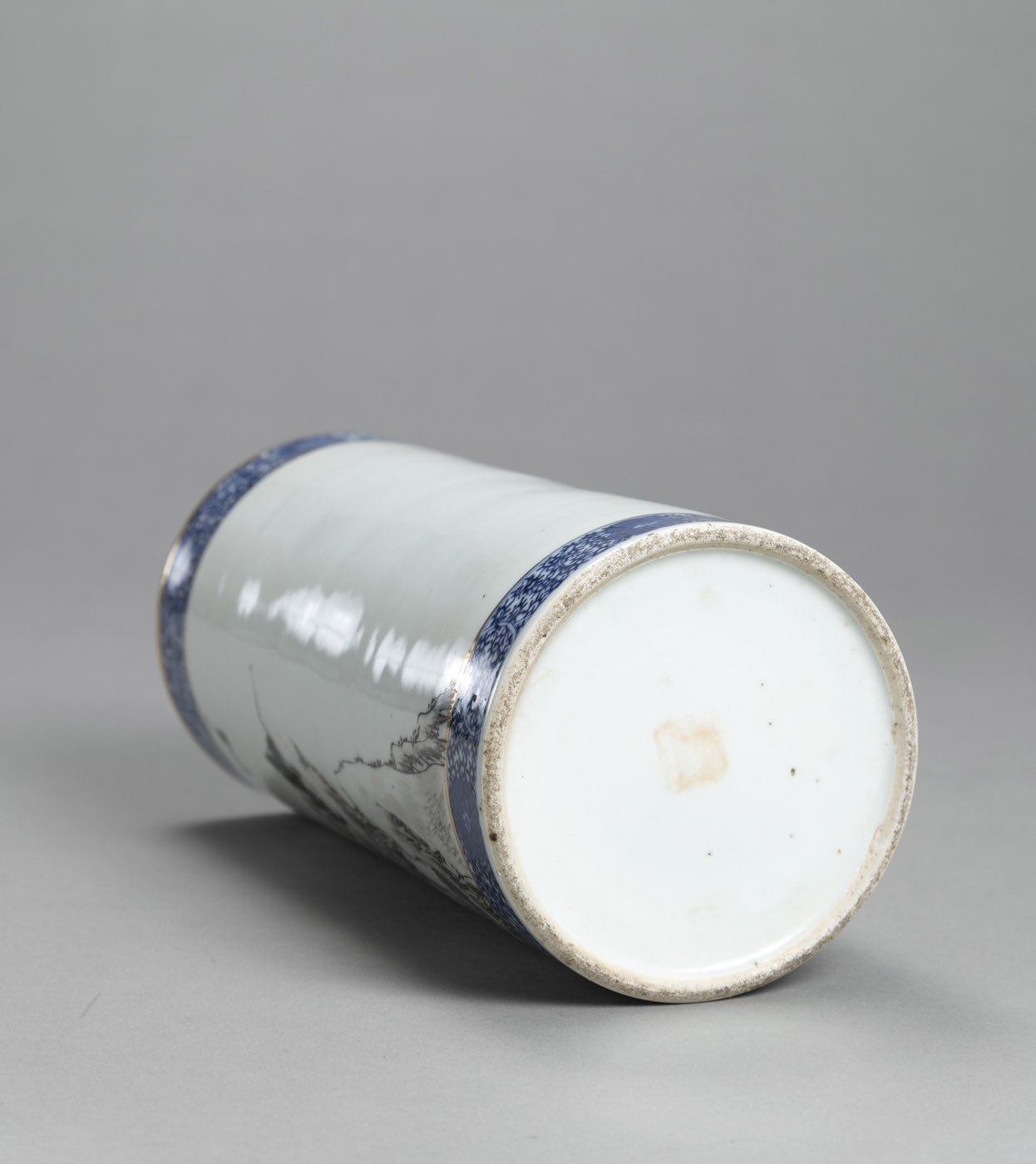 A CYLINDRICAL PORCELAIN HAT STAND WITH GRISAILLE PAINTED LANDSCAPE WITH TWO HORSES - Image 4 of 4