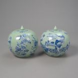 Zwei Seladon-Deckelvasen aus Porzellan mit Knaben- und Antiquitätendekor in Unterglasurblau