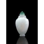 Feine Snuffbottle aus hellgrüner Jade in Form einer Vase im archaischen Stil mit Löwenmaskarons und