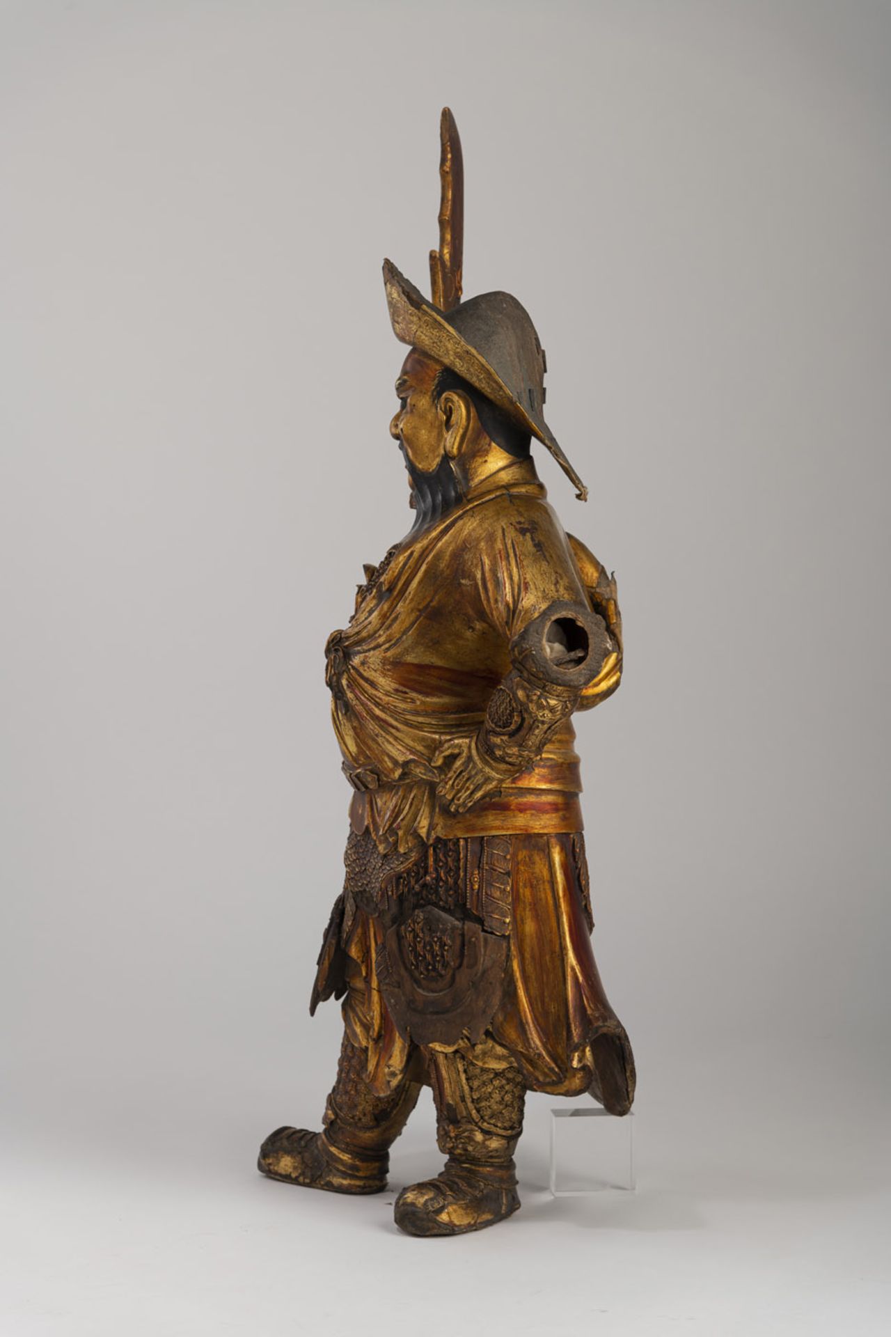 ERRATUM: A LARGE GILT-LACQUERED WOOD FIGURE OF ZHOU CANG - Image 6 of 6