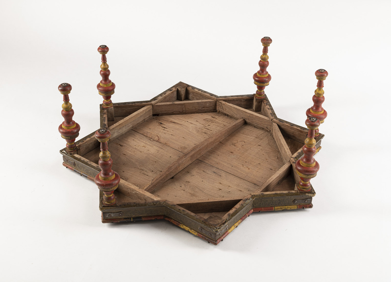 A STAR-SHAPED METAL EMBELLISHED WOOD TABLE - Image 7 of 8