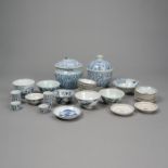 Konvolut Blau-weiß-Porzellane, 35 St., u. a. zwei Deckeldosen, Koppchen, Schalen, u. a. aus der Tek