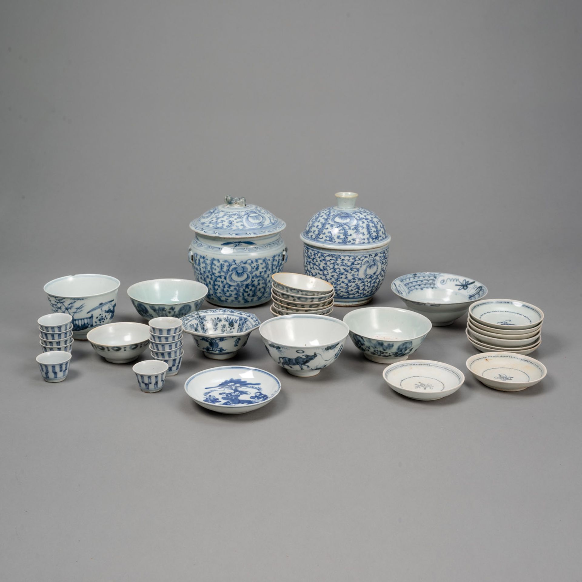 A GROUP OF 35 PIECES OF BLUE AND WHITE PORCELAIN, I.A. TEK SING CUPS AND SAUCERS, LIDDED BOXES