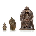 Drei Bronzen des Jain Tirthankara und von zwei Heiligen