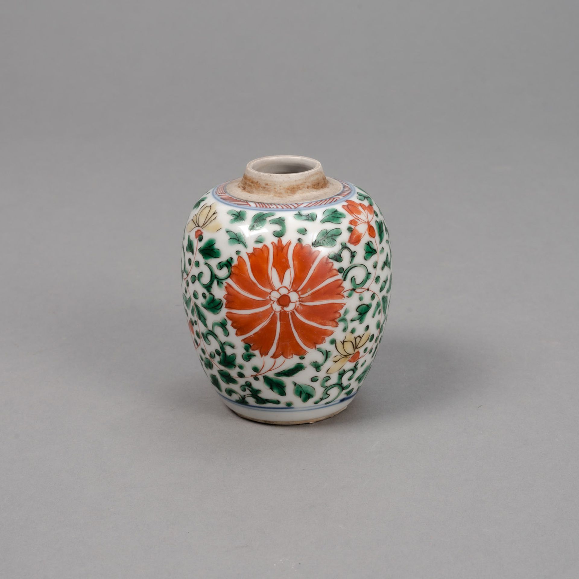 A SMALL 'WUCAI' LOTUS SHOULDER VASE