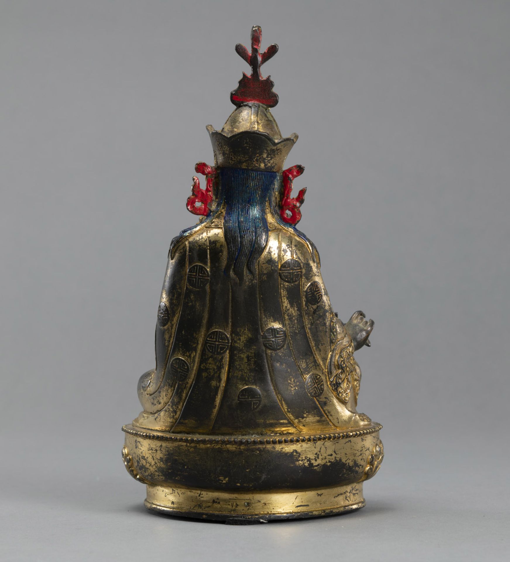 A PARCEL-GILT BRONZE FIGURE OF PADMASAMBHAVA - Image 3 of 4