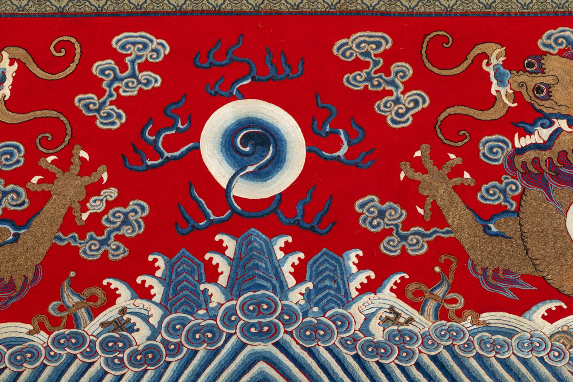 Querbehang aus roter Wolle mit Drachen - Bild 2 aus 6