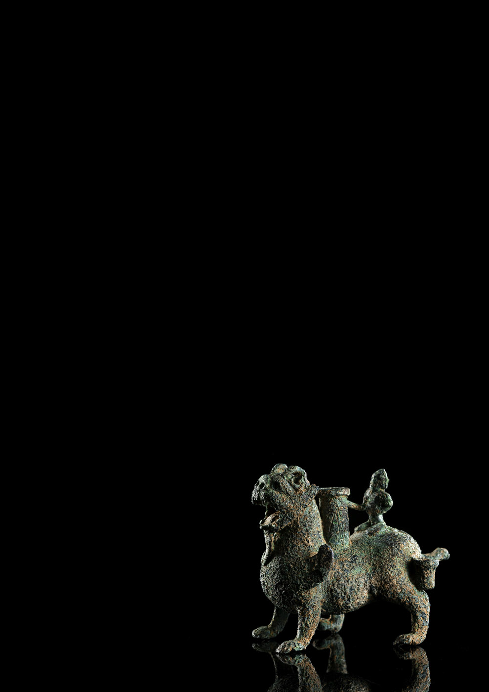 A SMALL RARE BRONZE CHIMERA-FORM VESSEL - Image 2 of 8