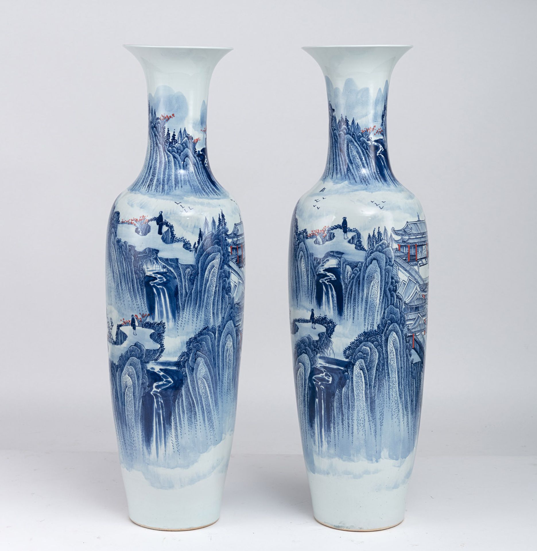 Paar große Porzellan-Bodenvasen mit umlaufender Berglandschaftsmalerei mit Palästen und Figuren - Bild 2 aus 8