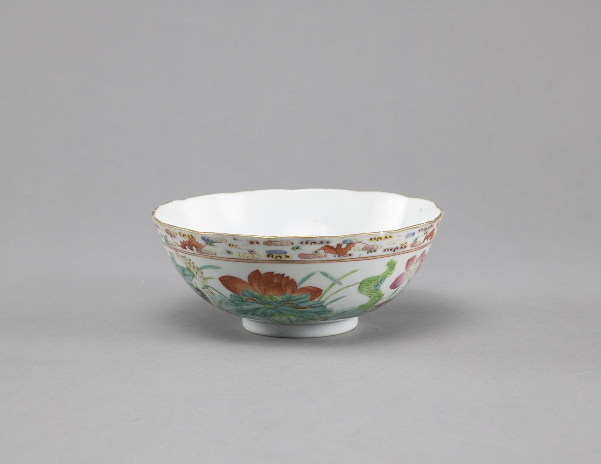 A 'FAMILLE ROSE' PORCELAIN BOWL DEPICTING A LOTUS POND WITH DUCKS - Image 4 of 8